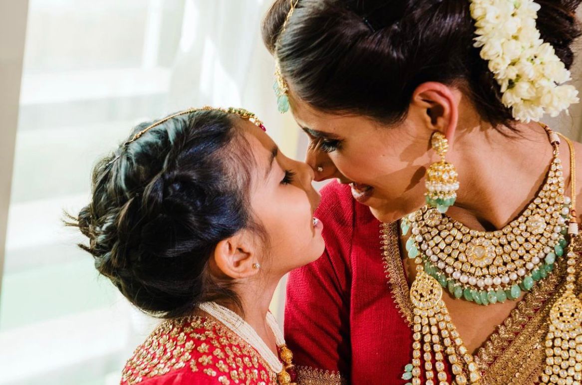 bride twinning with sister on her wedding